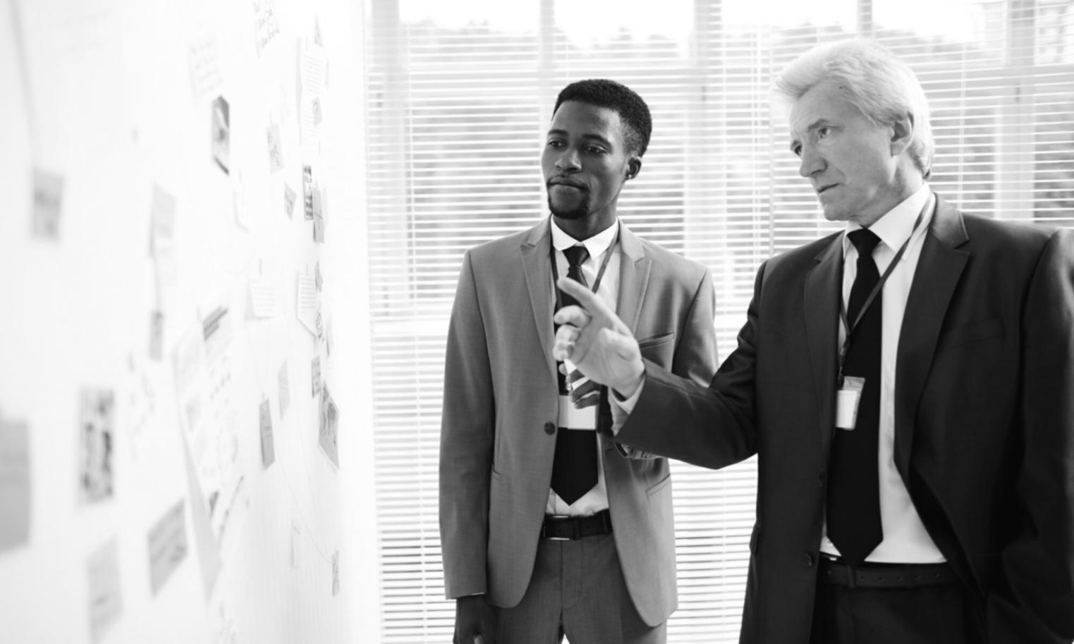 Espacio de trabajo con documentos de análisis empresarial