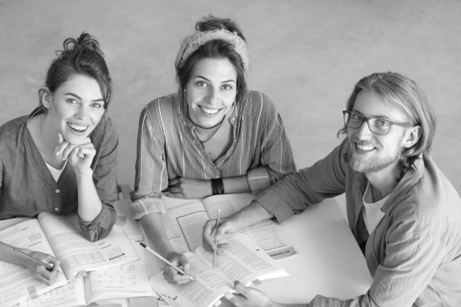 Documentos financieros y gráficos comparativos sobre mesa de trabajo