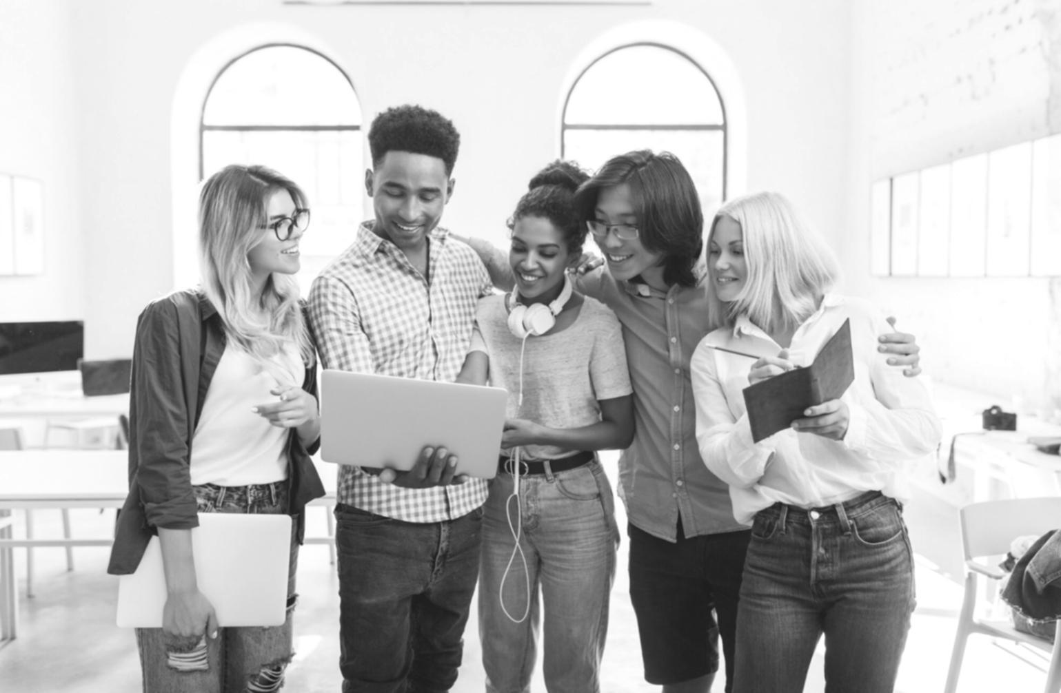 Análisis detallado de informes financieros en pantalla