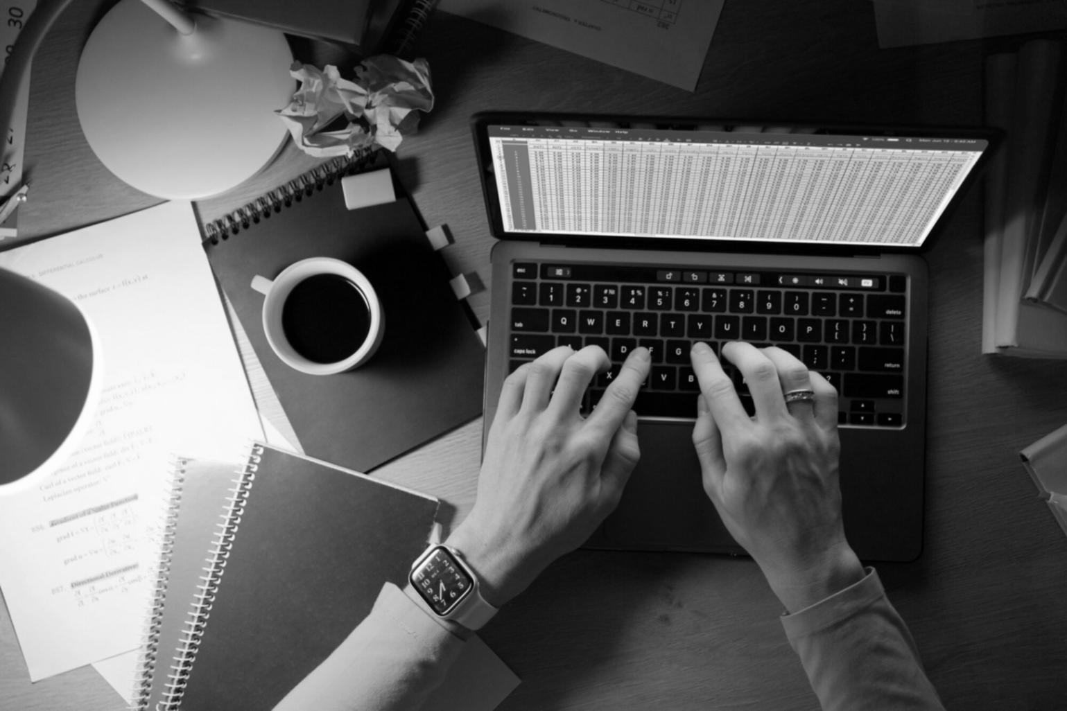 Análisis de datos financieros en pantalla